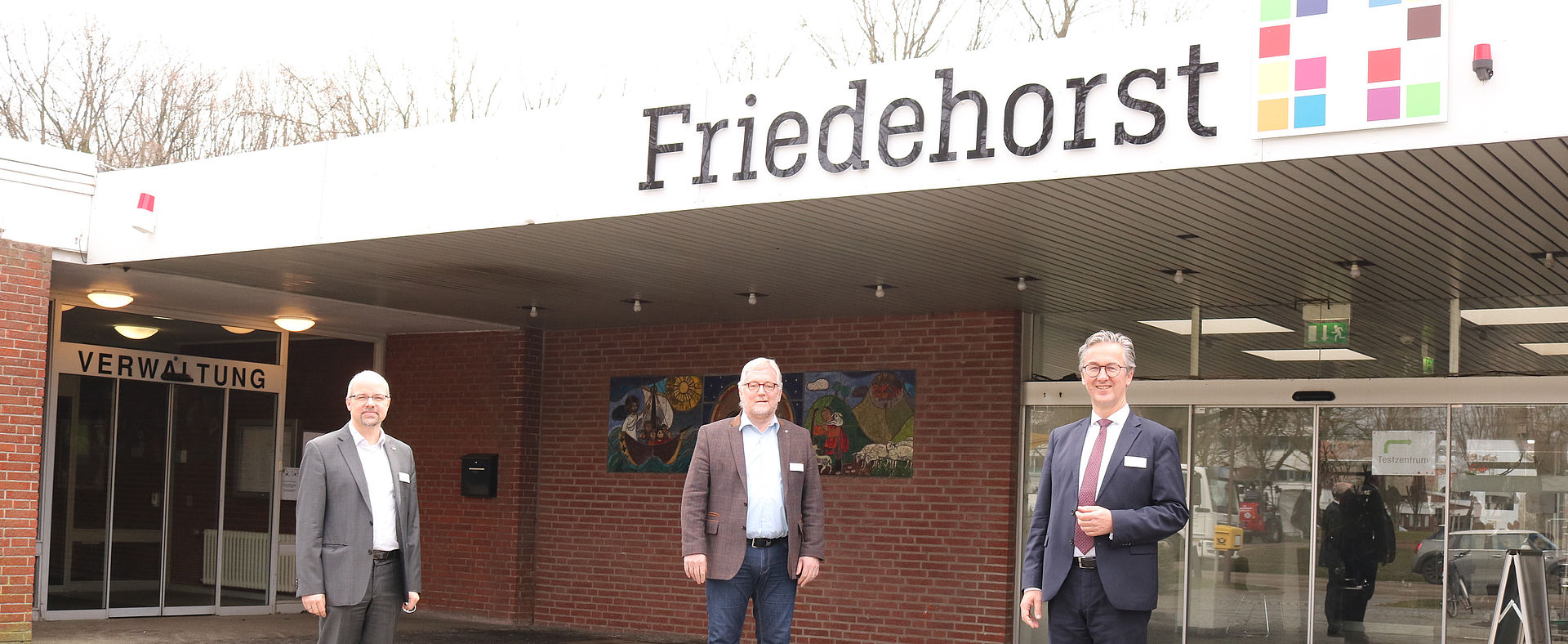 Die neuen Vorstände in Friedehorst vor dem Verwaltungsgebäude.