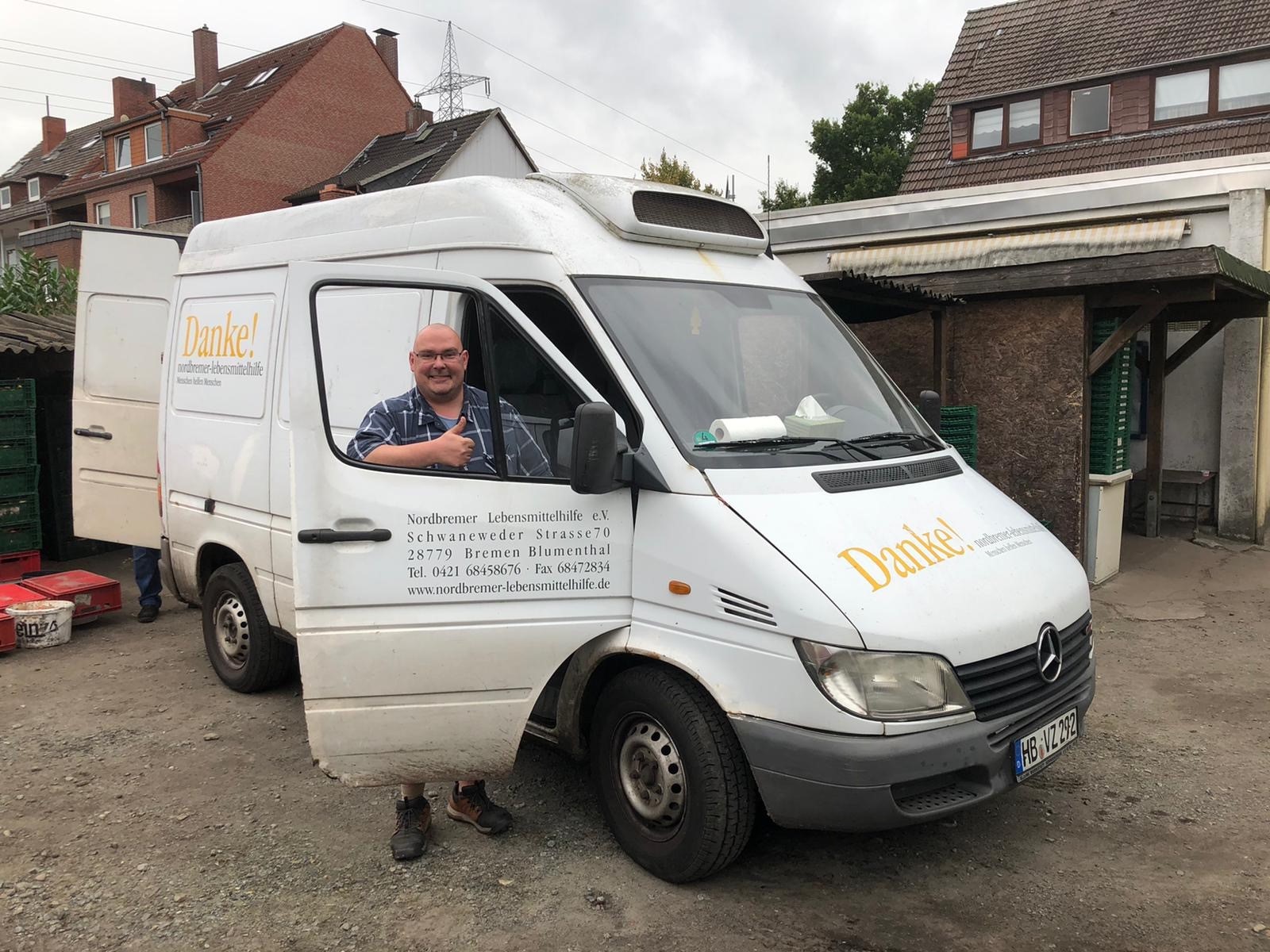 Marcus Heine von der Nordbremer Lebensmittelhilfe mit dem reparierten Kühlwagen.